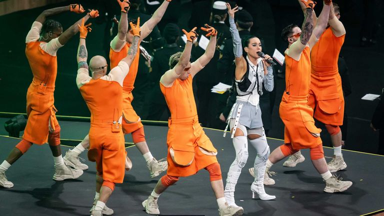 Prince Harry and Meghan cheer as Team UK walks on to Invictus Games opening ceremony stage | World News