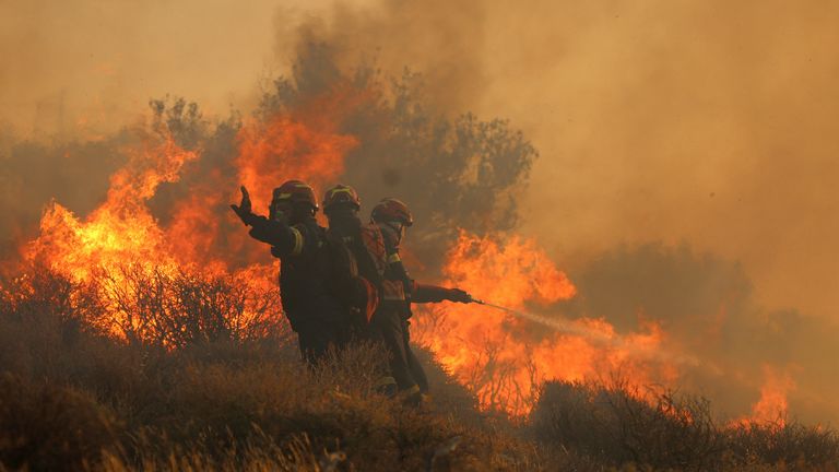 Greece: Wildfire tears through southern Crete – forcing more than 1,500 to flee homes and hotels | World News